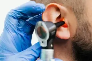 Audiologist in Robina conducting a hearing test at Advanced Hearing Aid Centre